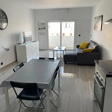 Superbe Appartement, Parking,300 M De La *